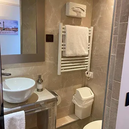 فندق لوفر سينت آن باريس