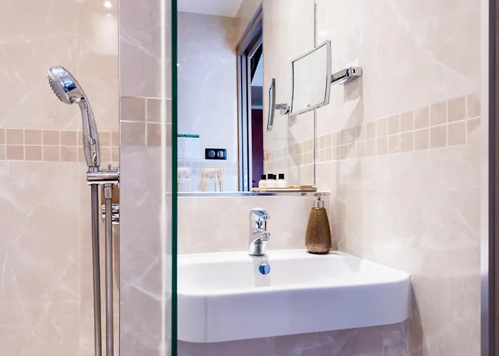 Louvre Sainte Anne 3* Paris